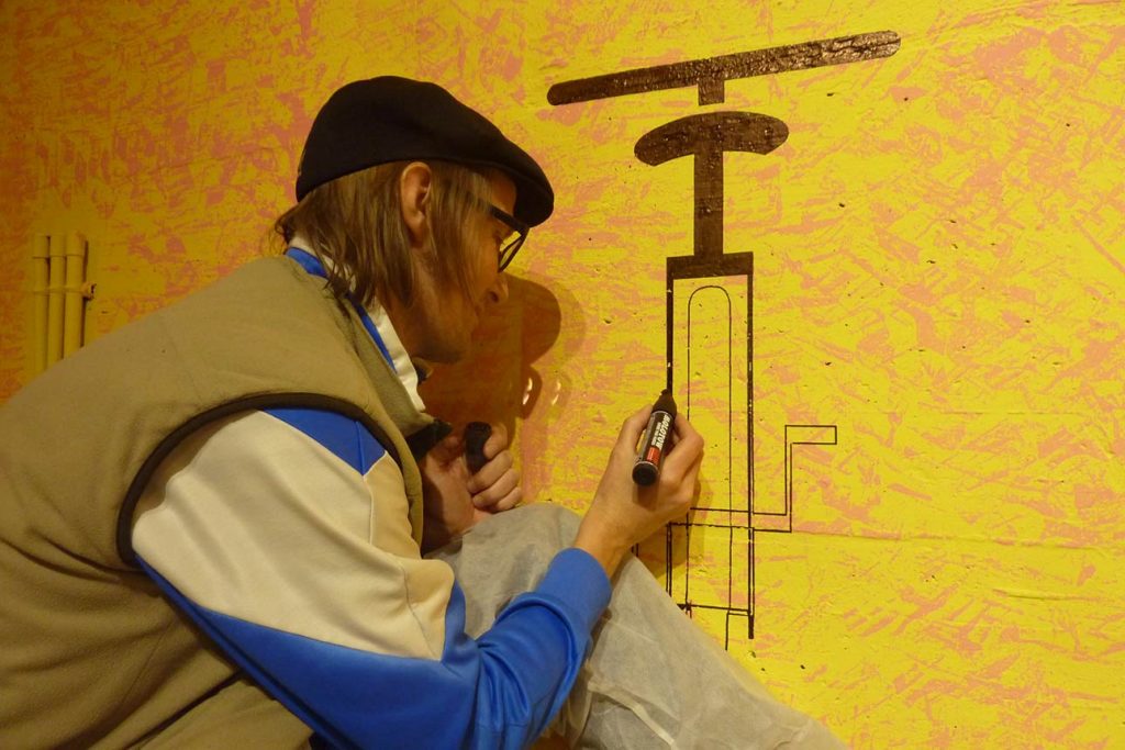 Wolfgang Kschwendt drawing on a wall